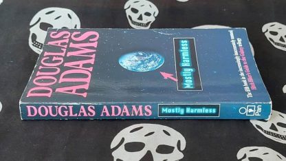 douglas adams mostly harmless hitchhiker's guide book 5 copy 1 (2000)